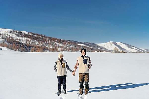 포토 JPG 주간 전신 커플 응시 계절 여자 남자 행복 겨울 하늘 사랑 서기 사람 20대 성인 야외 두명 앞모습 30대 청춘 설원 손잡기 한국인 흰색 눈 몽골 성인만 국내포토 자연요소 시선 감정 아시아 뷰포인트 컬러 컨셉 관계 모션 날씨 눈_날씨 동양인 청년 장년 파일형식