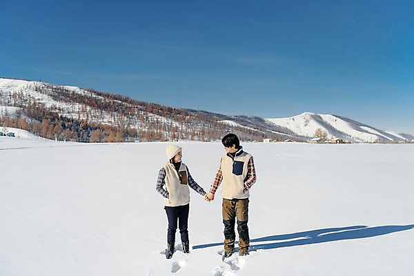 포토 JPG 주간 전신 커플 응시 계절 여자 남자 행복 겨울 하늘 사랑 서기 미소 사람 20대 성인 야외 두명 앞모습 30대 청춘 마주보기 설원 손잡기 한국인 흰색 눈 몽골 성인만 국내포토 자연요소 시선 감정 아시아 뷰포인트 컬러 컨셉 관계 모션 날씨 눈_날씨 표정 동양인 청년 장년 파일형식