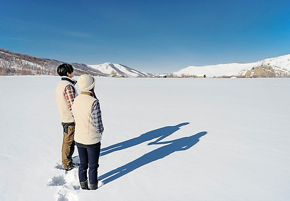 포토 JPG 주간 전신 커플 응시 계절 여자 남자 행복 겨울 하늘 사랑 서기 사람 20대 성인 야외 두명 옆모습 30대 청춘 설원 손잡기 한국인 흰색 눈 몽골 성인만 국내포토 자연요소 시선 감정 아시아 뷰포인트 컬러 컨셉 관계 모션 날씨 눈_날씨 동양인 청년 장년 파일형식