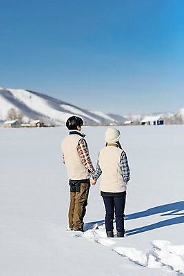 포토 JPG 주간 전신 커플 응시 계절 여자 남자 행복 겨울 하늘 사랑 서기 사람 20대 성인 야외 두명 뒷모습 30대 청춘 설원 손잡기 한국인 흰색 눈 몽골 성인만 국내포토 자연요소 시선 감정 아시아 뷰포인트 컬러 컨셉 관계 모션 날씨 눈_날씨 동양인 청년 장년 파일형식