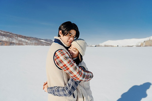 포토 JPG 주간 커플 응시 계절 여자 남자 행복 겨울 안기 포옹 하늘 사랑 사람 상반신 20대 성인 야외 두명 옆모습 30대 청춘 설원 한국인 흰색 눈 몽골 성인만 국내포토 자연요소 시선 감정 아시아 뷰포인트 컬러 컨셉 관계 모션 날씨 눈_날씨 동양인 청년 장년 파일형식
