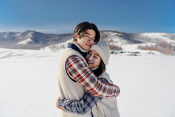 포토 JPG 주간 커플 응시 계절 여자 남자 행복 겨울 안기 포옹 하늘 사랑 미소 사람 상반신 20대 성인 야외 두명 옆모습 30대 청춘 설원 한국인 흰색 눈 몽골 성인만 국내포토 자연요소 시선 감정 아시아 뷰포인트 컬러 컨셉 관계 모션 날씨 눈_날씨 표정 동양인 청년 장년 파일형식