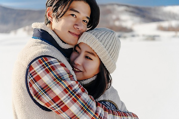 포토 JPG 주간 커플 응시 계절 여자 남자 행복 겨울 안기 포옹 하늘 사랑 미소 사람 근접촬영 상반신 20대 성인 야외 두명 옆모습 30대 청춘 설원 한국인 흰색 눈 몽골 성인만 국내포토 자연요소 시선 감정 아시아 뷰포인트 컬러 컨셉 관계 모션 날씨 눈_날씨 표정 동양인 청년 장년 파일형식