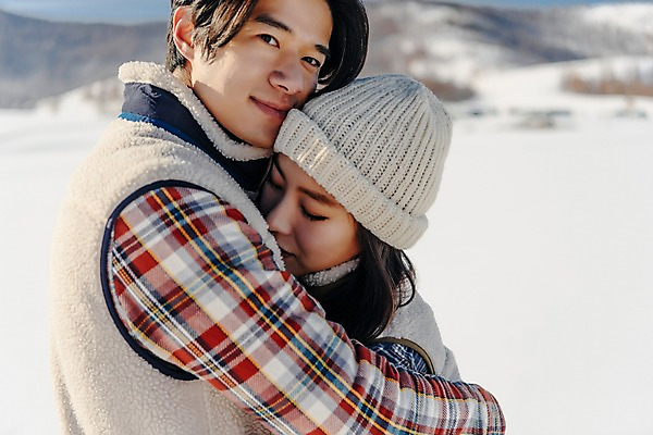 포토 JPG 주간 커플 응시 계절 여자 남자 행복 겨울 안기 포옹 하늘 사랑 미소 사람 근접촬영 상반신 20대 성인 야외 두명 옆모습 30대 청춘 설원 눈감음 한국인 흰색 눈 몽골 성인만 국내포토 자연요소 시선 감정 아시아 뷰포인트 컬러 컨셉 관계 모션 날씨 눈_날씨 표정 동양인 청년 장년 파일형식