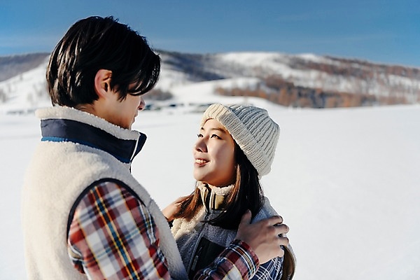 포토 JPG 주간 커플 응시 계절 여자 남자 행복 겨울 안기 포옹 하늘 사랑 미소 사람 상반신 20대 성인 야외 두명 옆모습 30대 청춘 마주보기 설원 한국인 흰색 눈 몽골 성인만 국내포토 자연요소 시선 감정 아시아 뷰포인트 컬러 컨셉 관계 모션 날씨 눈_날씨 표정 동양인 청년 장년 파일형식