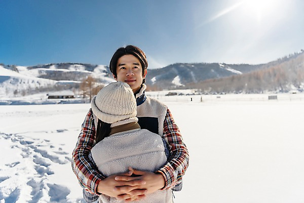 포토 JPG 주간 커플 응시 계절 여자 남자 행복 겨울 안기 포옹 하늘 사랑 사람 상반신 20대 성인 야외 두명 앞모습 뒷모습 30대 청춘 설원 한국인 흰색 눈 몽골 성인만 국내포토 자연요소 시선 감정 아시아 뷰포인트 컬러 컨셉 관계 모션 날씨 눈_날씨 동양인 청년 장년 파일형식