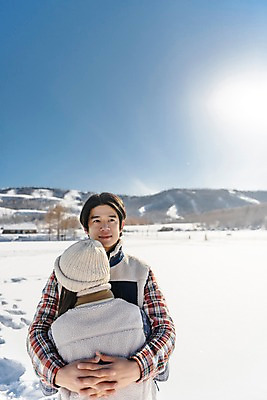 포토 JPG 주간 커플 응시 계절 여자 남자 행복 겨울 안기 포옹 하늘 사랑 사람 상반신 20대 성인 야외 두명 앞모습 뒷모습 30대 청춘 설원 한국인 흰색 눈 몽골 성인만 국내포토 자연요소 시선 감정 아시아 뷰포인트 컬러 컨셉 관계 모션 날씨 눈_날씨 동양인 청년 장년 파일형식