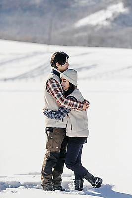 포토 JPG 주간 전신 커플 계절 여자 남자 행복 겨울 안기 포옹 사랑 서기 미소 사람 20대 성인 야외 두명 옆모습 30대 청춘 설원 한국인 흰색 눈 몽골 성인만 국내포토 자연요소 감정 아시아 뷰포인트 컬러 컨셉 관계 모션 날씨 눈_날씨 표정 동양인 청년 장년 파일형식