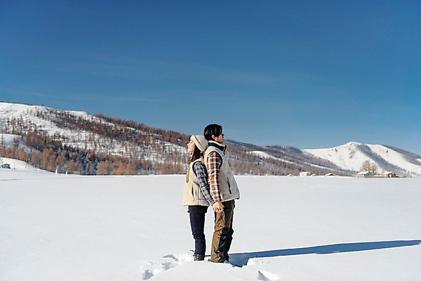 포토 JPG 주간 전신 커플 계절 여자 남자 행복 겨울 하늘 사랑 서기 사람 20대 성인 야외 두명 옆모습 30대 청춘 설원 손잡기 한국인 등맞대기 흰색 눈 몽골 성인만 국내포토 자연요소 감정 아시아 뷰포인트 컬러 컨셉 관계 모션 날씨 눈_날씨 동양인 청년 장년 파일형식