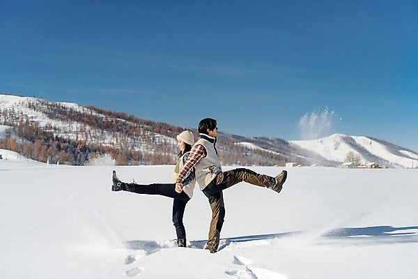 포토 JPG 주간 전신 커플 계절 여자 남자 행복 겨울 하늘 사랑 사람 20대 성인 야외 두명 옆모습 30대 청춘 설원 손잡기 한국인 등맞대기 흰색 눈 킥 몽골 다리들기 성인만 국내포토 자연요소 감정 아시아 뷰포인트 컬러 컨셉 관계 모션 날씨 눈_날씨 동양인 청년 장년 파일형식