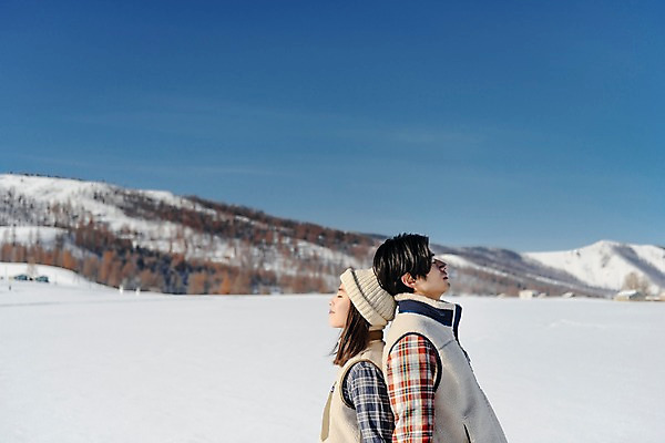 포토 JPG 주간 커플 계절 여자 남자 행복 겨울 하늘 산 사랑 서기 사람 상반신 20대 성인 야외 두명 옆모습 30대 청춘 설원 눈감음 한국인 등맞대기 흰색 눈 몽골 성인만 국내포토 자연요소 감정 아시아 뷰포인트 컬러 컨셉 관계 모션 날씨 눈_날씨 동양인 청년 장년 파일형식