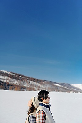 포토 JPG 주간 커플 계절 여자 남자 행복 겨울 하늘 사랑 서기 사람 상반신 20대 성인 야외 두명 옆모습 30대 청춘 설원 눈감음 한국인 등맞대기 흰색 눈 몽골 성인만 국내포토 자연요소 감정 아시아 뷰포인트 컬러 컨셉 관계 모션 날씨 눈_날씨 동양인 청년 장년 파일형식