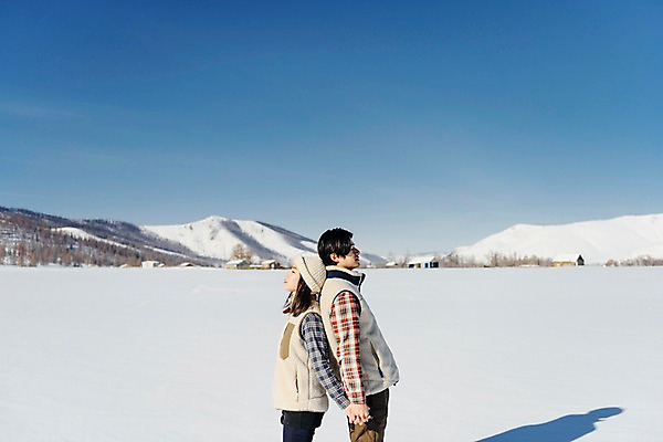 포토 JPG 주간 커플 계절 여자 남자 행복 겨울 하늘 사랑 서기 사람 상반신 20대 성인 야외 두명 옆모습 30대 청춘 설원 눈감음 손잡기 한국인 등맞대기 흰색 눈 몽골 성인만 국내포토 자연요소 감정 아시아 뷰포인트 컬러 컨셉 관계 모션 날씨 눈_날씨 동양인 청년 장년 파일형식