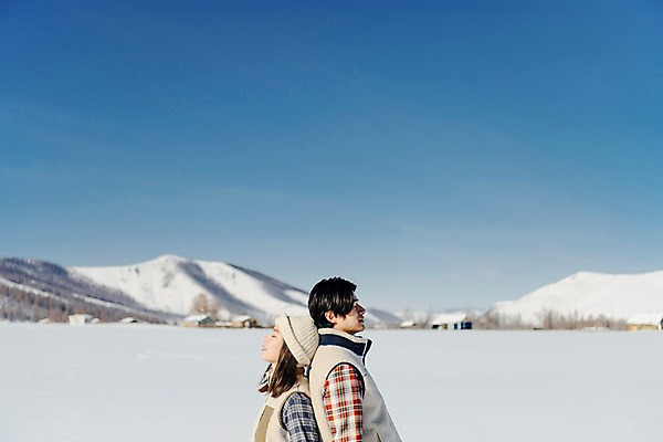포토 JPG 주간 커플 계절 여자 남자 행복 겨울 하늘 산 사랑 서기 사람 상반신 20대 성인 야외 두명 옆모습 30대 청춘 설원 눈감음 한국인 등맞대기 흰색 눈 몽골 성인만 국내포토 자연요소 감정 아시아 뷰포인트 컬러 컨셉 관계 모션 날씨 눈_날씨 동양인 청년 장년 파일형식