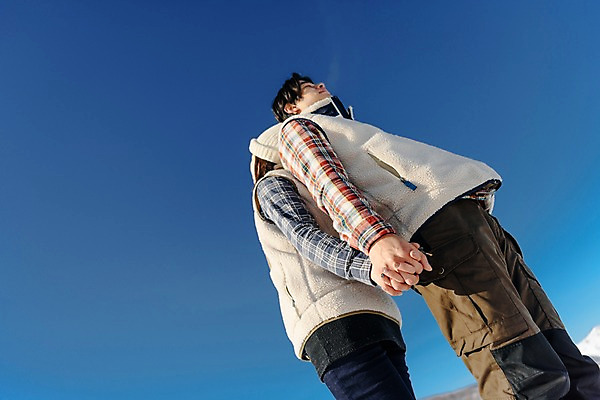 포토 JPG 주간 커플 계절 여자 남자 행복 로우앵글 겨울 하늘 사랑 서기 사람 상반신 20대 성인 야외 두명 옆모습 30대 청춘 설원 손잡기 한국인 등맞대기 흰색 눈 몽골 성인만 국내포토 자연요소 감정 아시아 뷰포인트 컬러 컨셉 관계 모션 날씨 눈_날씨 동양인 청년 장년 파일형식