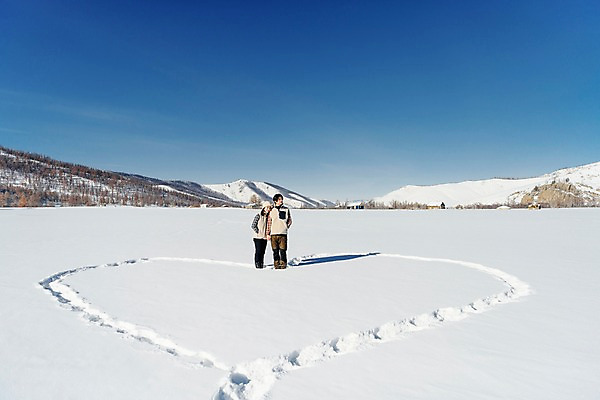 포토 JPG 주간 전신 커플 계절 여자 남자 행복 겨울 하늘 사랑 서기 사람 20대 성인 야외 두명 앞모습 30대 청춘 설원 손잡기 기댐 한국인 흰색 하트 눈 몽골 성인만 국내포토 자연요소 모양 감정 아시아 뷰포인트 컬러 컨셉 관계 모션 날씨 눈_날씨 동양인 청년 장년 파일형식