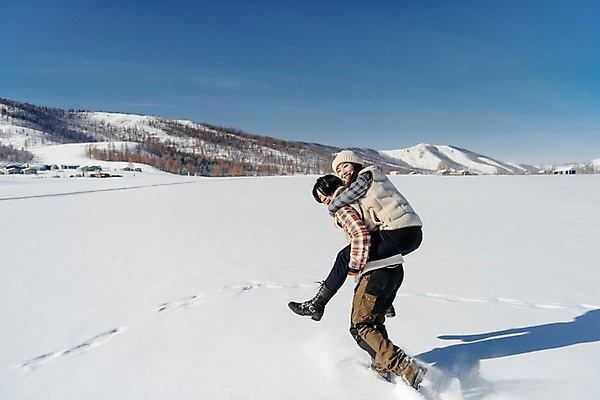 포토 JPG 주간 전신 커플 응시 계절 여자 남자 행복 겨울 하늘 사랑 미소 사람 20대 성인 야외 두명 뒷모습 30대 청춘 걷기 설원 한국인 흰색 눈 뒤돌아보기 몽골 즐거움 업기 업어주기 성인만 국내포토 자연요소 시선 감정 아시아 뷰포인트 컬러 컨셉 관계 모션 날씨 눈_날씨 표정 동양인 청년 장년 파일형식