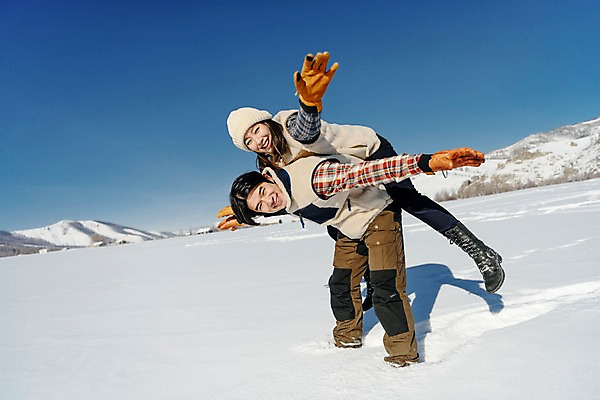 포토 JPG 주간 전신 커플 계절 여자 남자 행복 겨울 하늘 팔벌리기 사랑 웃음 사람 20대 성인 야외 두명 옆모습 30대 청춘 설원 한국인 흰색 눈 몽골 즐거움 업기 업어주기 성인만 국내포토 자연요소 감정 아시아 뷰포인트 컬러 컨셉 관계 모션 날씨 눈_날씨 표정 동양인 청년 장년 파일형식
