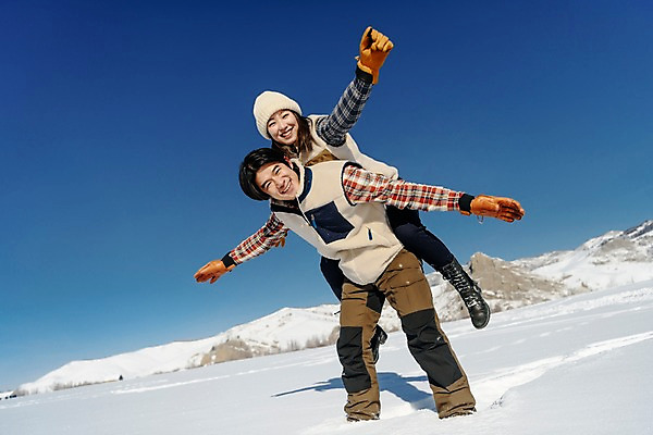 포토 JPG 주간 전신 커플 응시 계절 여자 남자 행복 겨울 하늘 팔벌리기 사랑 웃음 사람 20대 성인 야외 두명 앞모습 30대 청춘 설원 한국인 흰색 눈 몽골 즐거움 업기 업어주기 성인만 국내포토 자연요소 시선 감정 아시아 뷰포인트 컬러 컨셉 관계 모션 날씨 눈_날씨 표정 동양인 청년 장년 파일형식