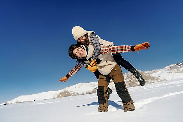 포토 JPG 주간 전신 커플 계절 여자 남자 행복 겨울 하늘 팔벌리기 사랑 미소 사람 20대 성인 야외 두명 앞모습 30대 청춘 설원 한국인 흰색 눈 몽골 즐거움 업기 업어주기 성인만 국내포토 자연요소 감정 아시아 뷰포인트 컬러 컨셉 관계 모션 날씨 눈_날씨 표정 동양인 청년 장년 파일형식