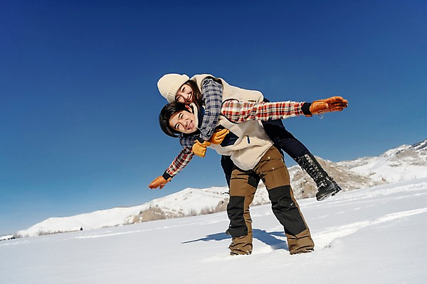 포토 JPG 주간 전신 커플 계절 여자 남자 행복 겨울 하늘 팔벌리기 사랑 미소 웃음 사람 20대 성인 야외 두명 앞모습 30대 청춘 설원 한국인 흰색 눈 몽골 즐거움 업기 업어주기 성인만 국내포토 자연요소 감정 아시아 뷰포인트 컬러 컨셉 관계 모션 날씨 눈_날씨 표정 동양인 청년 장년 파일형식