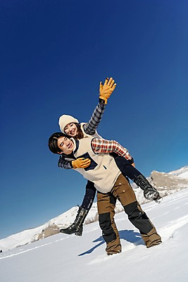 포토 JPG 주간 전신 커플 응시 계절 여자 남자 행복 겨울 하늘 사랑 미소 사람 20대 성인 야외 두명 앞모습 30대 청춘 손들기 설원 한국인 흰색 눈 몽골 즐거움 업기 업어주기 성인만 국내포토 자연요소 시선 감정 아시아 뷰포인트 컬러 컨셉 관계 모션 날씨 눈_날씨 표정 동양인 청년 장년 파일형식