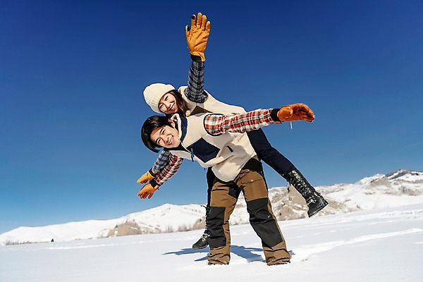 포토 JPG 주간 전신 커플 응시 계절 여자 남자 행복 겨울 하늘 팔벌리기 사랑 미소 사람 20대 성인 야외 두명 옆모습 30대 청춘 설원 한국인 흰색 눈 몽골 즐거움 업기 업어주기 성인만 국내포토 자연요소 시선 감정 아시아 뷰포인트 컬러 컨셉 관계 모션 날씨 눈_날씨 표정 동양인 청년 장년 파일형식