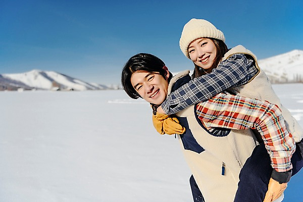 포토 JPG 주간 커플 응시 계절 여자 남자 행복 겨울 사랑 미소 사람 상반신 20대 성인 야외 두명 옆모습 30대 청춘 설원 한국인 흰색 눈 몽골 즐거움 업기 업어주기 성인만 국내포토 자연요소 시선 감정 아시아 뷰포인트 컬러 컨셉 관계 모션 날씨 눈_날씨 표정 동양인 청년 장년 파일형식
