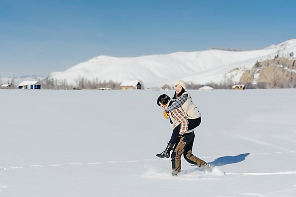포토 JPG 주간 전신 커플 계절 여자 남자 행복 겨울 사랑 미소 사람 20대 성인 야외 두명 옆모습 30대 청춘 걷기 설원 한국인 흰색 눈 몽골 즐거움 업기 업어주기 성인만 국내포토 자연요소 감정 아시아 뷰포인트 컬러 컨셉 관계 모션 날씨 눈_날씨 표정 동양인 청년 장년 파일형식