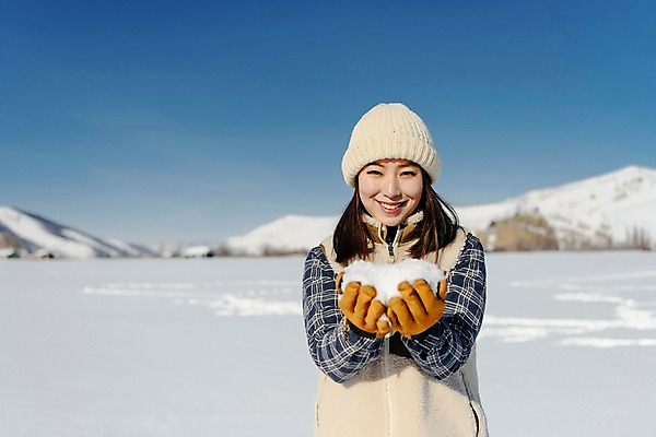 포토 JPG 주간 계절 여자 행복 겨울 사랑 한명 미소 들기 사람 상반신 20대 성인 야외 앞모습 청춘 설원 한국인 흰색 눈 눈송이 몽골 성인여자한명만 국내포토 자연요소 1 감정 아시아 뷰포인트 컬러 컨셉 모션 날씨 눈_날씨 표정 동양인 청년 여자한명만 성인여자만 파일형식