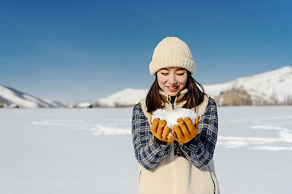 포토 JPG 주간 응시 계절 여자 행복 겨울 사랑 한명 서기 미소 들기 사람 상반신 20대 성인 야외 앞모습 신체부위 청춘 설원 한국인 양손 흰색 눈 눈송이 몽골 성인여자한명만 국내포토 자연요소 1 손 시선 감정 아시아 뷰포인트 컬러 컨셉 모션 날씨 눈_날씨 표정 동양인 청년 여자한명만 성인여자만 파일형식