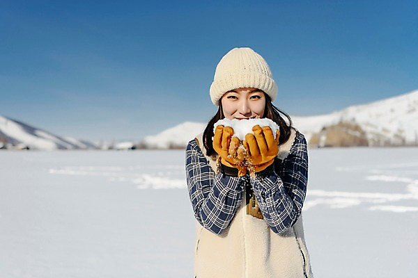 포토 JPG 주간 계절 여자 행복 겨울 사랑 한명 서기 미소 들기 사람 상반신 20대 성인 야외 앞모습 청춘 설원 한국인 흰색 눈 눈송이 몽골 성인여자한명만 국내포토 자연요소 1 감정 아시아 뷰포인트 컬러 컨셉 모션 날씨 눈_날씨 표정 동양인 청년 여자한명만 성인여자만 파일형식