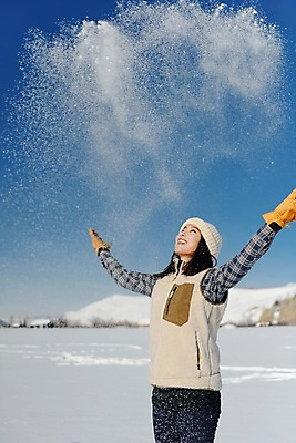 포토 JPG 주간 계절 여자 행복 겨울 하늘 팔벌리기 사랑 한명 서기 미소 사람 상반신 20대 성인 야외 옆모습 청춘 설원 한국인 흰색 눈 몽골 뿌리기 즐거움 성인여자한명만 국내포토 자연요소 1 감정 아시아 뷰포인트 컬러 컨셉 모션 표정 동양인 청년 여자한명만 성인여자만 파일형식