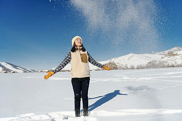 포토 JPG 주간 전신 계절 여자 행복 겨울 하늘 사랑 한명 서기 미소 사람 20대 성인 야외 앞모습 청춘 설원 한국인 흰색 눈 몽골 뿌리기 즐거움 성인여자한명만 국내포토 자연요소 1 감정 아시아 뷰포인트 컬러 컨셉 모션 날씨 눈_날씨 표정 동양인 청년 여자한명만 성인여자만 파일형식