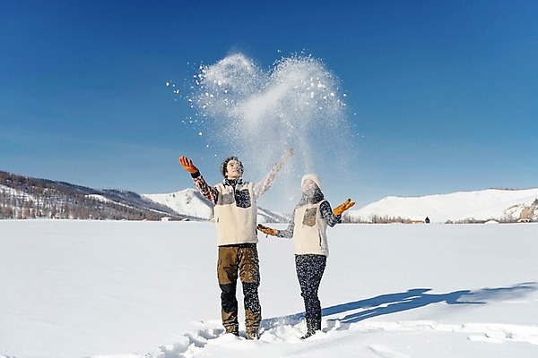 포토 JPG 주간 전신 커플 계절 여자 남자 행복 겨울 하늘 사랑 웃음 사람 20대 성인 야외 두명 앞모습 30대 청춘 설원 한국인 흰색 눈 던지기 몽골 뿌리기 즐거움 성인만 국내포토 자연요소 감정 아시아 뷰포인트 컬러 컨셉 관계 모션 날씨 눈_날씨 표정 동양인 청년 장년 파일형식