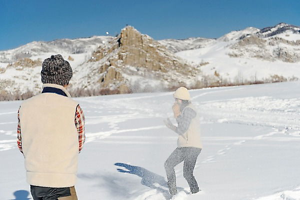 포토 JPG 주간 전신 커플 계절 여자 남자 행복 겨울 사랑 사람 상반신 20대 성인 야외 두명 옆모습 뒷모습 30대 청춘 설원 한국인 흰색 눈 던지기 몽골 뿌리기 눈싸움 성인만 국내포토 자연요소 감정 아시아 뷰포인트 컬러 컨셉 관계 모션 날씨 눈_날씨 동양인 청년 장년 싸움 파일형식