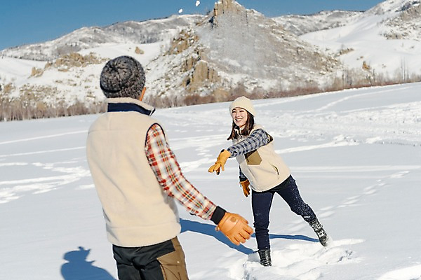 포토 JPG 주간 전신 커플 계절 여자 남자 행복 겨울 놀이 사랑 사람 상반신 20대 성인 야외 두명 앞모습 뒷모습 30대 청춘 설원 한국인 흰색 눈 던지기 몽골 즐거움 눈싸움 성인만 국내포토 자연요소 감정 아시아 뷰포인트 컬러 컨셉 관계 모션 날씨 눈_날씨 동양인 청년 장년 싸움 파일형식