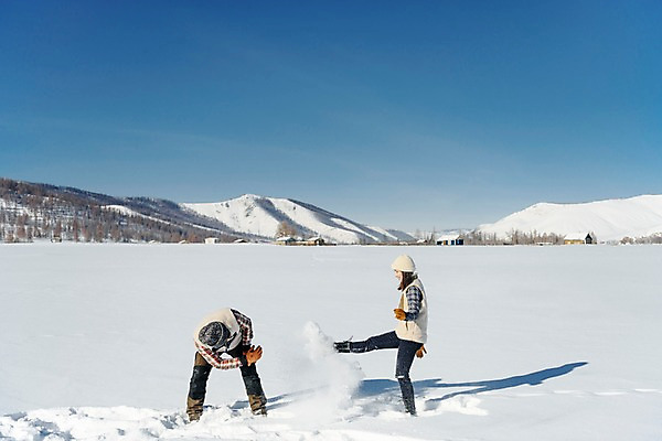 포토 JPG 주간 전신 커플 계절 여자 남자 행복 겨울 장난 놀이 하늘 사랑 사람 20대 성인 야외 두명 앞모습 옆모습 30대 청춘 설원 한국인 흰색 눈 킥 몽골 뿌리기 즐거움 눈싸움 성인만 국내포토 자연요소 감정 아시아 뷰포인트 컬러 컨셉 관계 모션 날씨 눈_날씨 동양인 청년 장년 싸움 파일형식