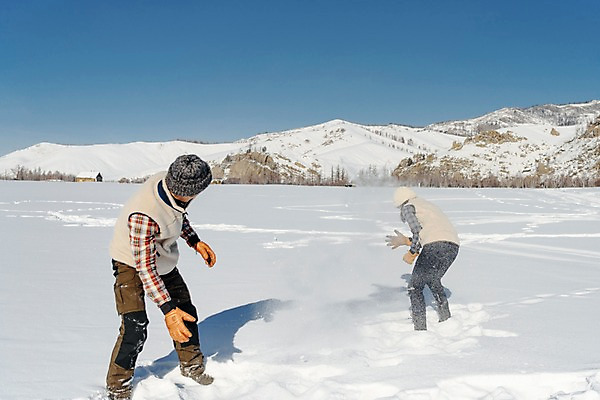 포토 JPG 주간 전신 커플 계절 여자 남자 행복 겨울 장난 하늘 사랑 사람 20대 성인 야외 두명 옆모습 30대 청춘 설원 한국인 흰색 눈 몽골 뿌리기 즐거움 눈싸움 성인만 국내포토 자연요소 감정 아시아 뷰포인트 컬러 컨셉 관계 모션 날씨 눈_날씨 동양인 청년 장년 싸움 파일형식