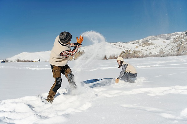 포토 JPG 주간 전신 커플 계절 여자 남자 행복 겨울 놀이 하늘 사랑 미소 사람 앉기 20대 성인 야외 두명 옆모습 30대 청춘 설원 한국인 흰색 눈 몽골 뿌리기 즐거움 눈싸움 성인만 국내포토 자연요소 감정 아시아 뷰포인트 컬러 컨셉 관계 모션 날씨 눈_날씨 표정 동양인 청년 장년 싸움 파일형식