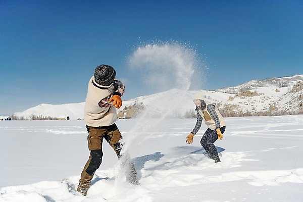 포토 JPG 주간 전신 커플 계절 여자 남자 행복 겨울 놀이 하늘 사랑 웃음 사람 20대 성인 야외 두명 앞모습 옆모습 30대 청춘 설원 한국인 흰색 눈 몽골 뿌리기 즐거움 눈싸움 성인만 국내포토 자연요소 감정 아시아 뷰포인트 컬러 컨셉 관계 모션 날씨 눈_날씨 표정 동양인 청년 장년 싸움 파일형식