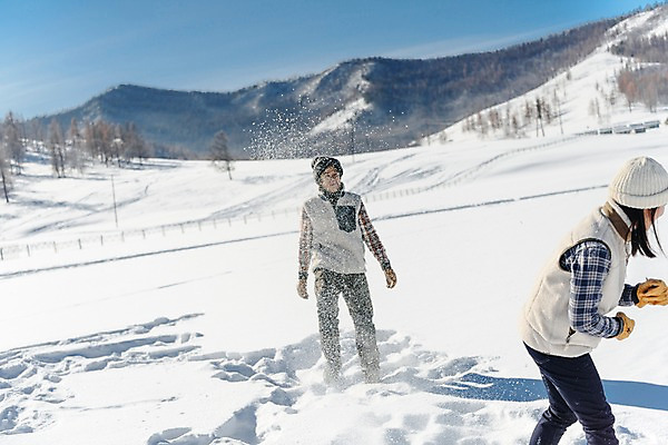 포토 JPG 주간 전신 커플 계절 여자 남자 행복 겨울 놀이 사랑 사람 상반신 20대 성인 야외 두명 앞모습 옆모습 30대 청춘 설원 한국인 흰색 눈 몽골 뿌리기 즐거움 눈싸움 성인만 국내포토 자연요소 감정 아시아 뷰포인트 컬러 컨셉 관계 모션 날씨 눈_날씨 동양인 청년 장년 싸움 파일형식