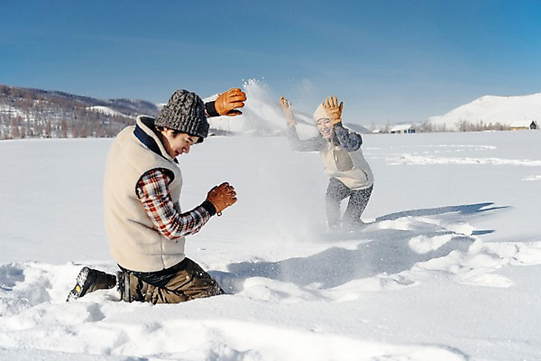 포토 JPG 주간 전신 커플 계절 여자 남자 행복 겨울 사랑 웃음 사람 20대 성인 야외 두명 앞모습 옆모습 30대 청춘 설원 한국인 흰색 눈 몽골 뿌리기 즐거움 눈싸움 성인만 국내포토 자연요소 감정 아시아 뷰포인트 컬러 컨셉 관계 모션 날씨 눈_날씨 표정 동양인 청년 장년 싸움 파일형식