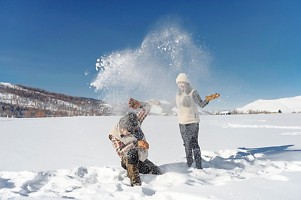 포토 JPG 주간 전신 커플 계절 여자 남자 행복 겨울 장난 하늘 사랑 웃음 사람 20대 성인 야외 두명 앞모습 옆모습 30대 청춘 설원 한국인 흰색 눈 몽골 뿌리기 즐거움 눈싸움 성인만 국내포토 자연요소 감정 아시아 뷰포인트 컬러 컨셉 관계 모션 날씨 눈_날씨 표정 동양인 청년 장년 싸움 파일형식
