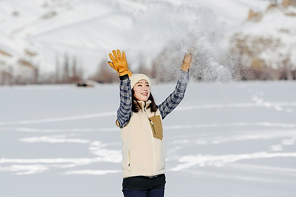 포토 JPG 주간 응시 계절 여자 행복 겨울 사랑 한명 미소 사람 상반신 20대 성인 야외 옆모습 청춘 설원 흰색 눈 몽골 뿌리기 즐거움 성인여자한명만 국내포토 자연요소 1 시선 감정 아시아 뷰포인트 컬러 컨셉 모션 날씨 눈_날씨 표정 청년 여자한명만 성인여자만 파일형식
