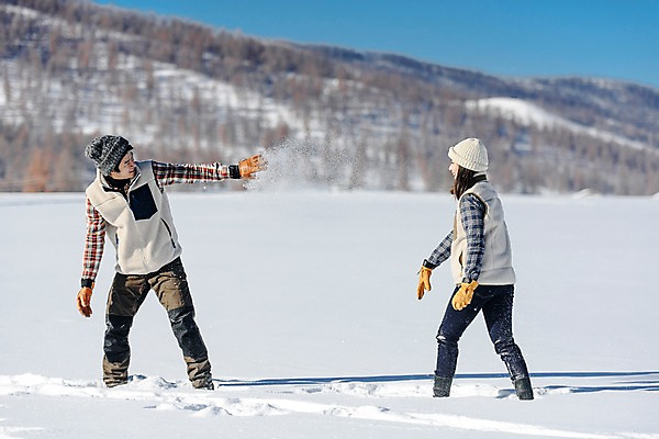 포토 JPG 주간 전신 커플 계절 여자 남자 행복 겨울 놀이 사랑 사람 20대 성인 야외 두명 앞모습 옆모습 30대 청춘 설원 한국인 흰색 눈 몽골 뿌리기 즐거움 눈싸움 성인만 국내포토 자연요소 감정 아시아 뷰포인트 컬러 컨셉 관계 모션 날씨 눈_날씨 동양인 청년 장년 싸움 파일형식