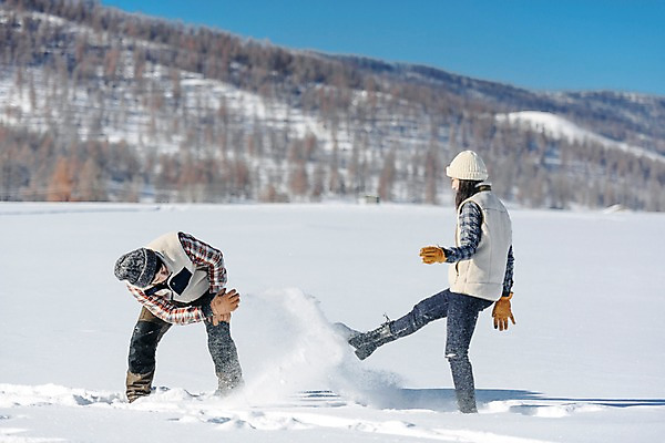 포토 JPG 주간 전신 커플 계절 여자 남자 행복 겨울 사랑 사람 20대 성인 야외 두명 앞모습 옆모습 30대 청춘 설원 한국인 흰색 눈 몽골 뿌리기 즐거움 눈싸움 성인만 국내포토 자연요소 감정 아시아 뷰포인트 컬러 컨셉 관계 모션 날씨 눈_날씨 동양인 청년 장년 싸움 파일형식