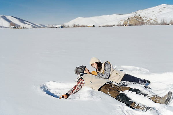 포토 JPG 주간 전신 커플 계절 여자 남자 행복 겨울 사랑 웃음 사람 20대 성인 야외 두명 30대 청춘 눕기 마주보기 설원 한국인 흰색 눈 몽골 즐거움 성인만 국내포토 자연요소 감정 아시아 컬러 컨셉 관계 모션 날씨 눈_날씨 표정 동양인 청년 장년 파일형식