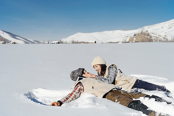 포토 JPG 주간 커플 계절 여자 남자 행복 겨울 장난 사랑 미소 사람 상반신 20대 성인 야외 두명 30대 청춘 눕기 마주보기 설원 한국인 흰색 눈 몽골 즐거움 성인만 국내포토 자연요소 감정 아시아 컬러 컨셉 관계 모션 날씨 눈_날씨 표정 동양인 청년 장년 파일형식