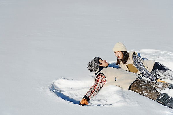 포토 JPG 주간 커플 계절 여자 남자 행복 겨울 사랑 미소 사람 상반신 20대 성인 야외 두명 30대 청춘 눕기 마주보기 설원 한국인 흰색 눈 몽골 즐거움 성인만 국내포토 자연요소 감정 아시아 컬러 컨셉 관계 모션 날씨 눈_날씨 표정 동양인 청년 장년 파일형식